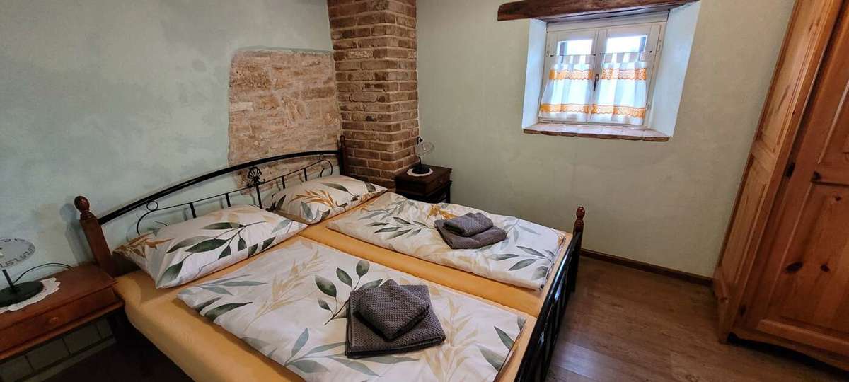 Tenuta con due case in pietra e piscina